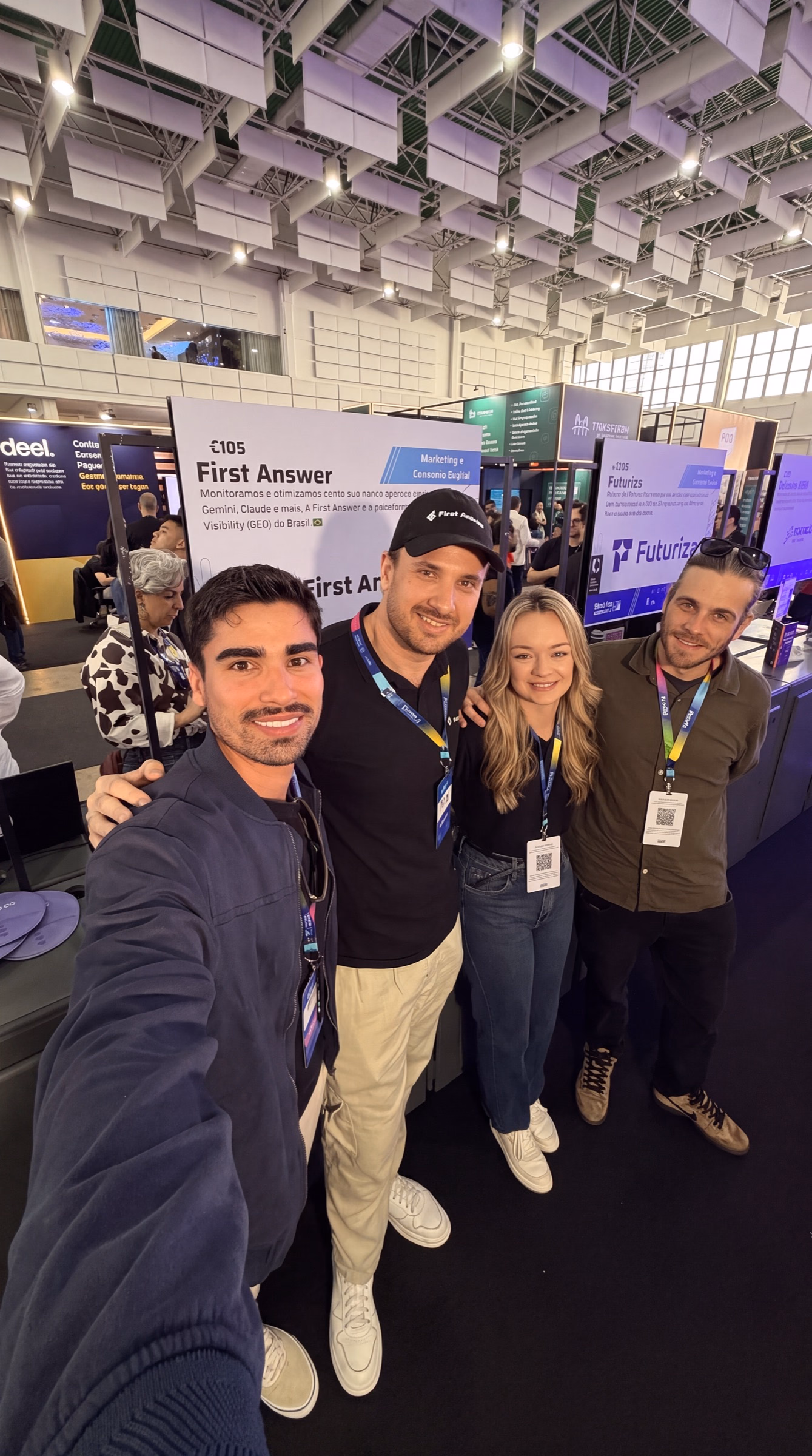 Equipe First Answer em estande de evento
