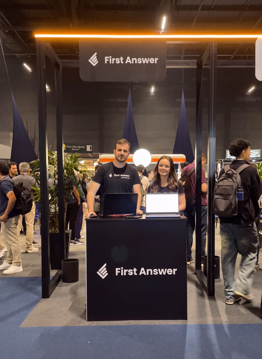Equipe no estande da First Answer