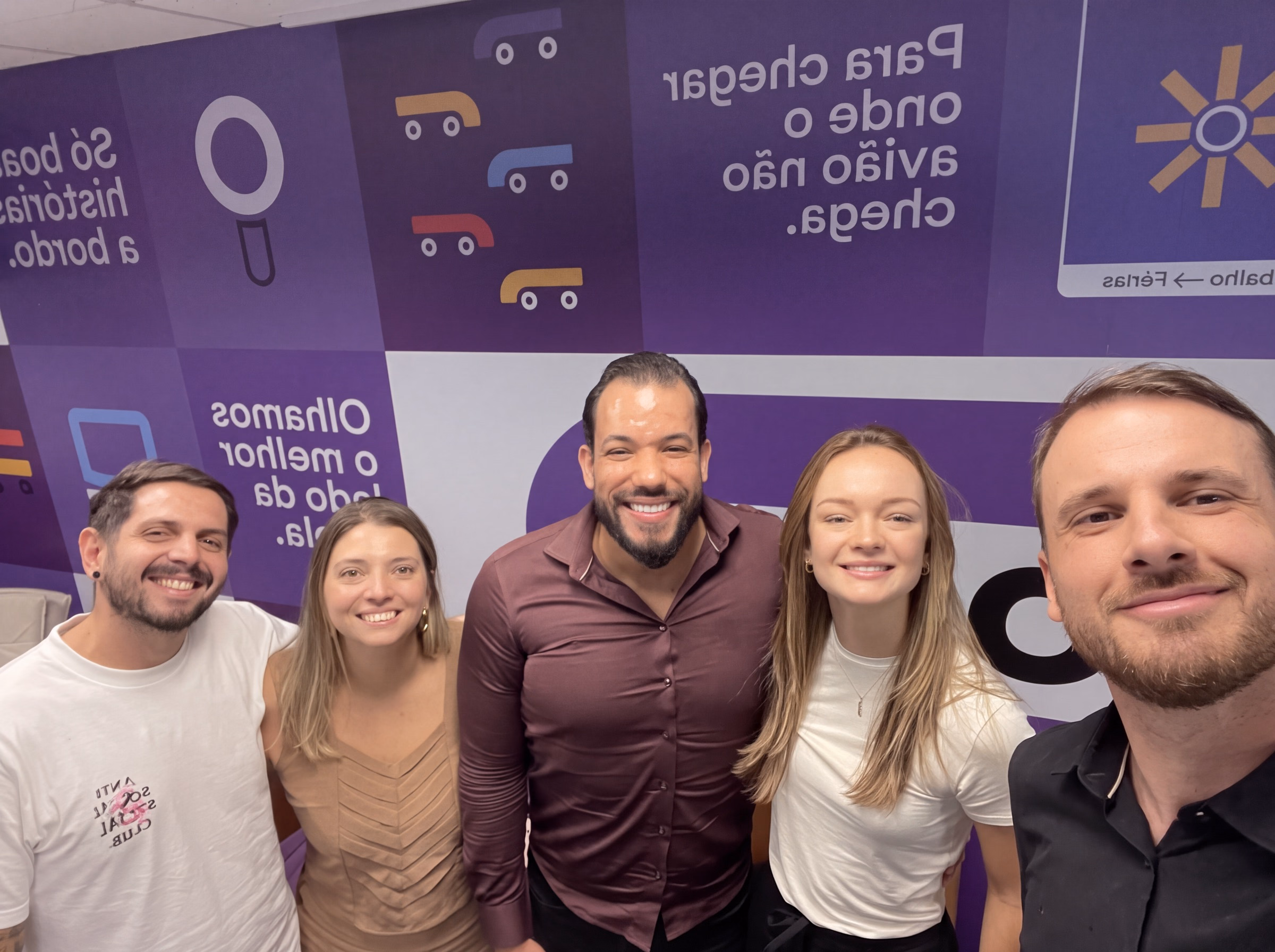 Equipe reunida com clientes